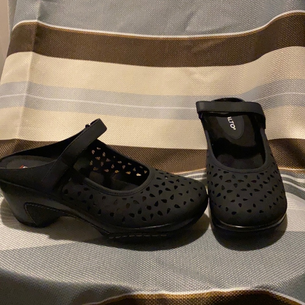 Brand new size 8 clogs